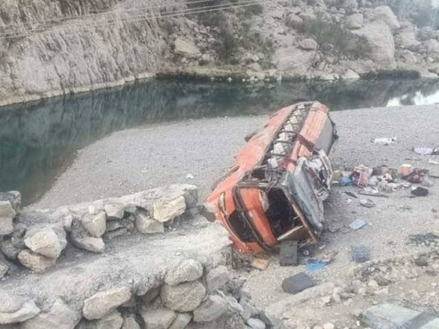 په بلوچستان کې د بس چپه کېدو ۲۰ وژلي، ۲۵ زخميان دي