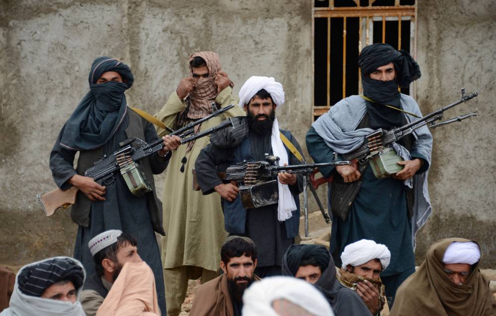 طالبان خنجر بدست دارند